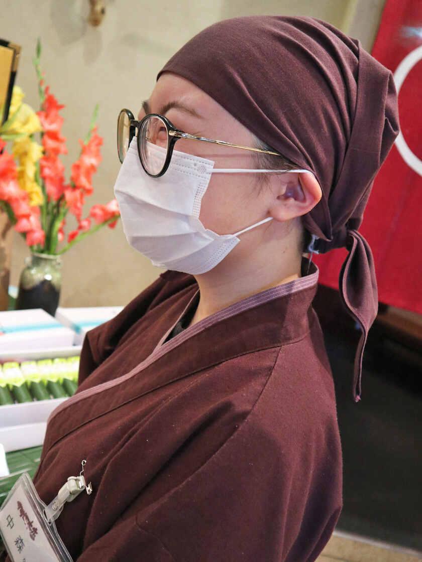 十勝あんこのサザエ 西宮本店の制服3