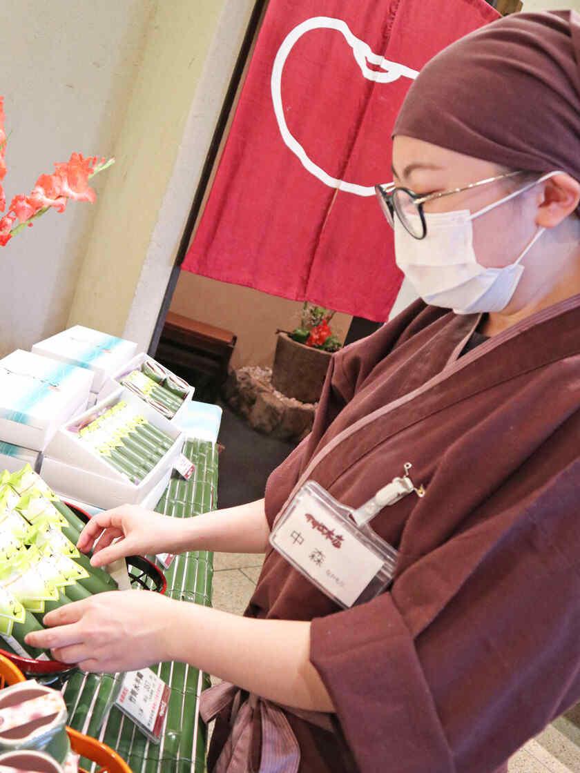 十勝あんこのサザエ 西宮本店の制服5