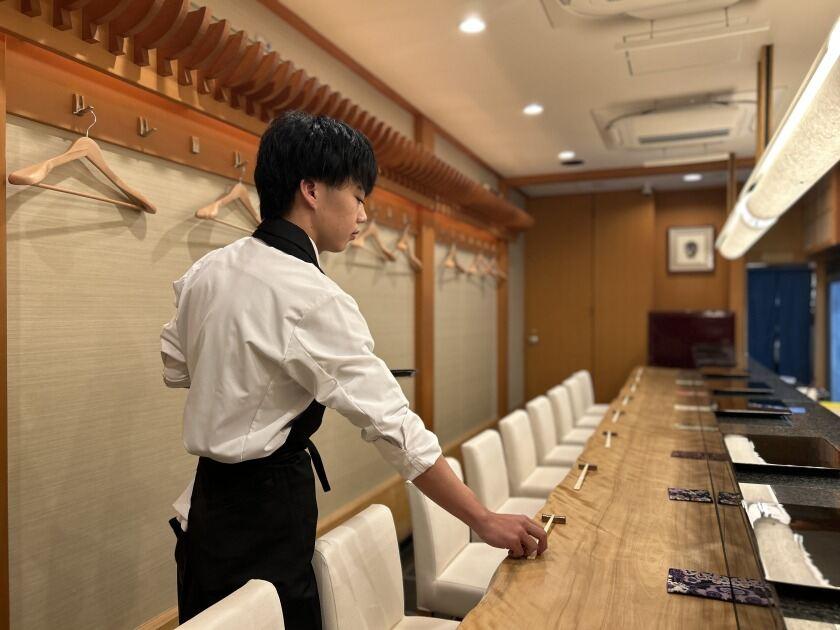 法善寺 鮨 さかたの制服7