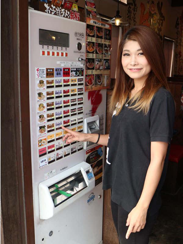 JI-FOODS株式会社　横浜家系ラーメン 吟家旭店の制服2