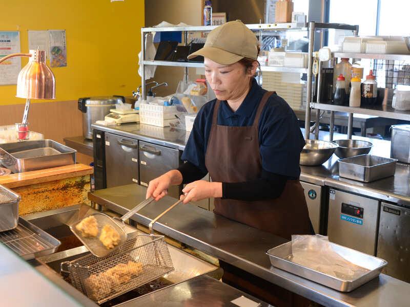 元祖からあげ本舗 かたに商店 脇町店の仕事画像3