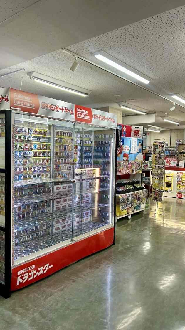 トレカ専門店ドラゴンスター日本橋2号店の制服3