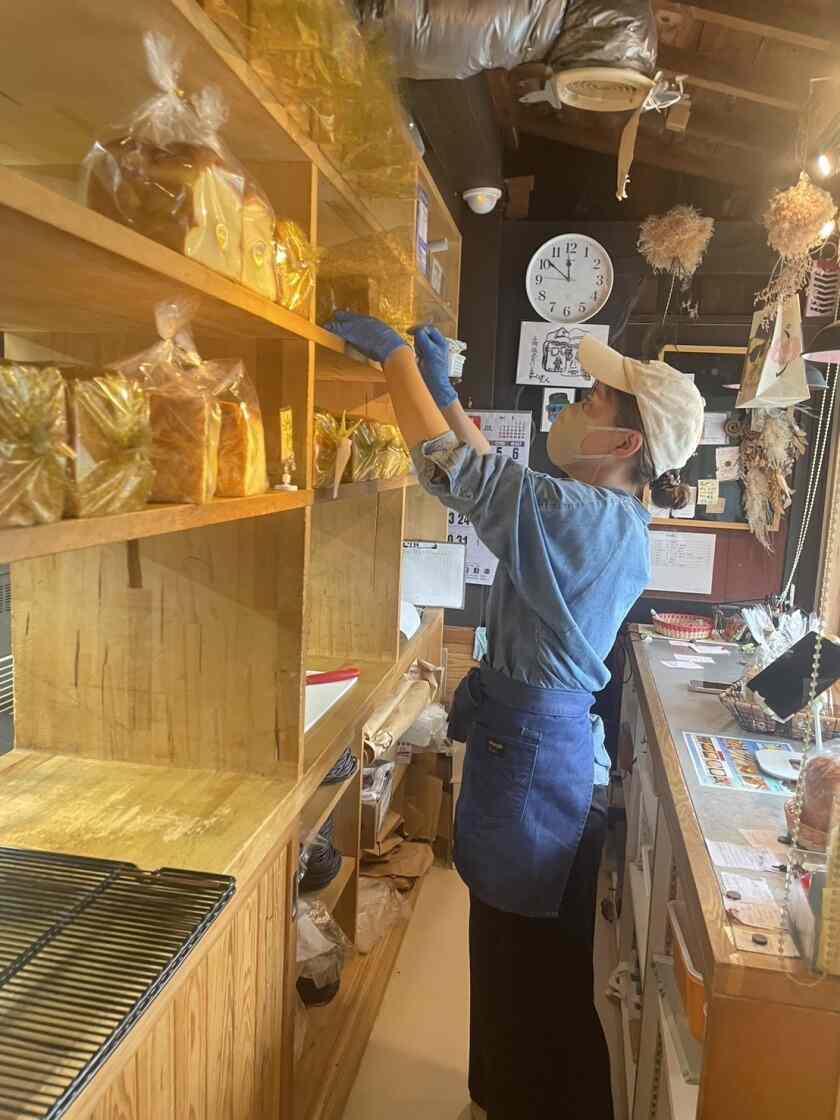 高級食パン専門店　奇人と変人の制服1