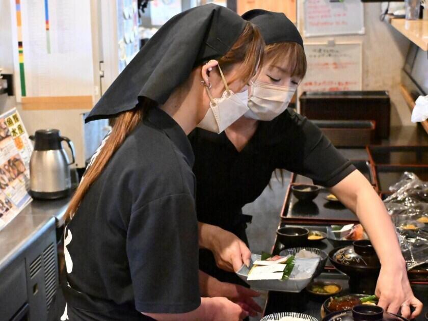 魚輝水産　大東店の制服3