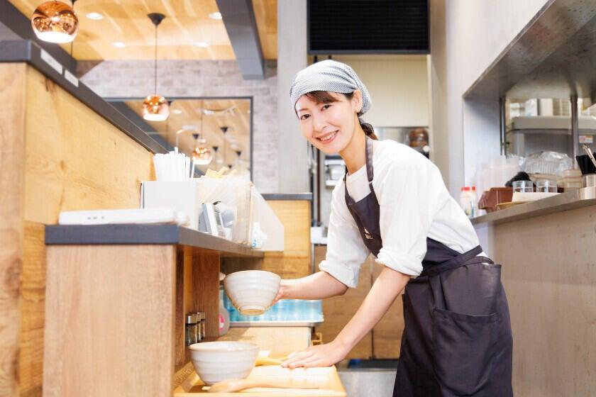 ごはんすすむ　横浜ポルタ店の制服4