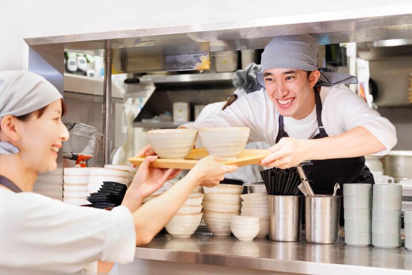 ごはんすすむ　横浜ポルタ店の制服1
