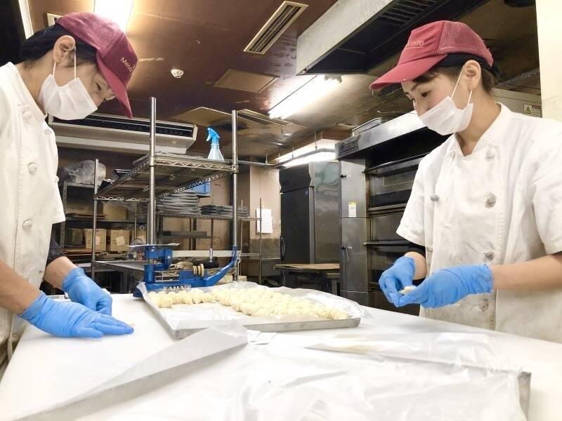 焼き立てパンとデザートのお店　メサベルテ富田店の仕事画像1