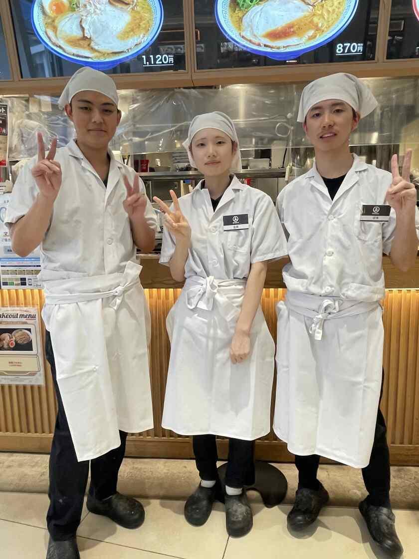 玉 JR川崎タワー店の制服1