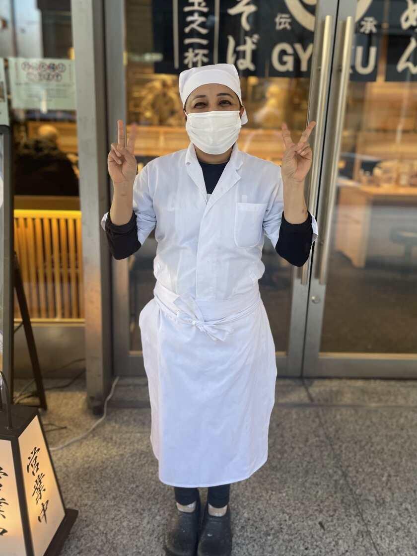 玉 新宿店の制服1