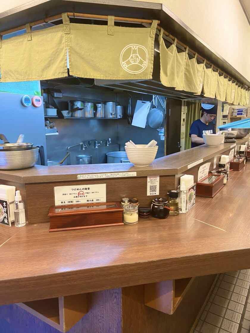 三三七 本店の制服5