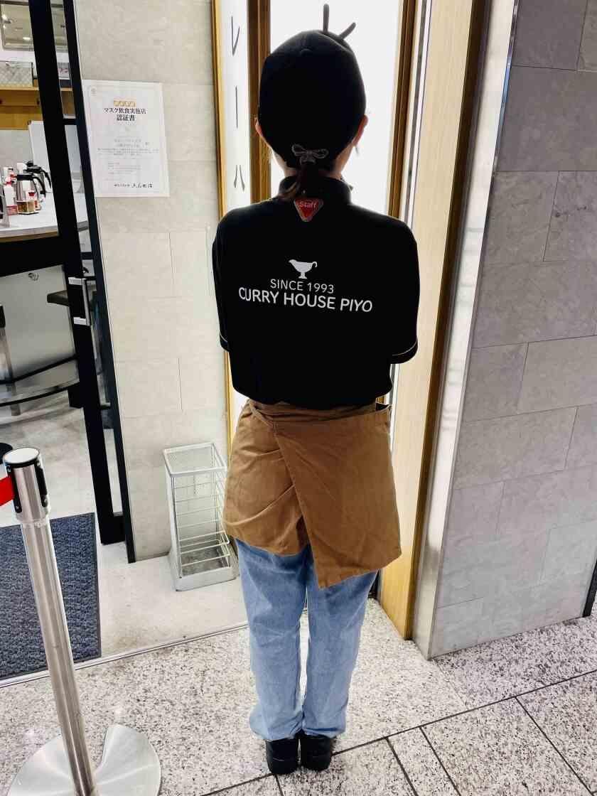 カレーハウス ピヨ　採用窓口の制服2