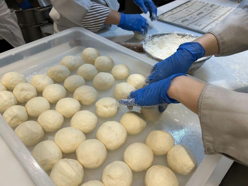 HEART BREAD ANTIQUE　マークイズももち店の制服4