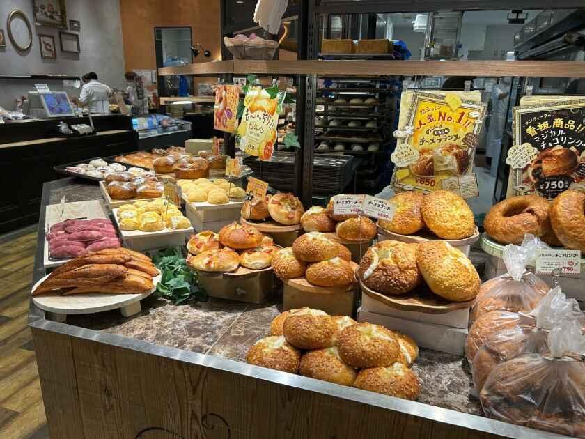 HEART BREAD ANTIQUE　マークイズももち店の制服3