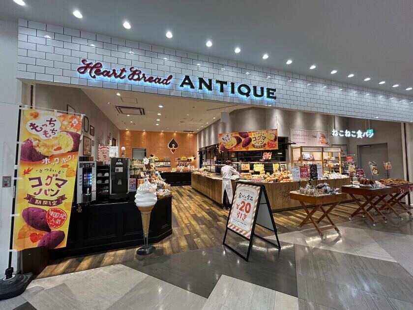 HEART BREAD ANTIQUE　マークイズももち店の制服1