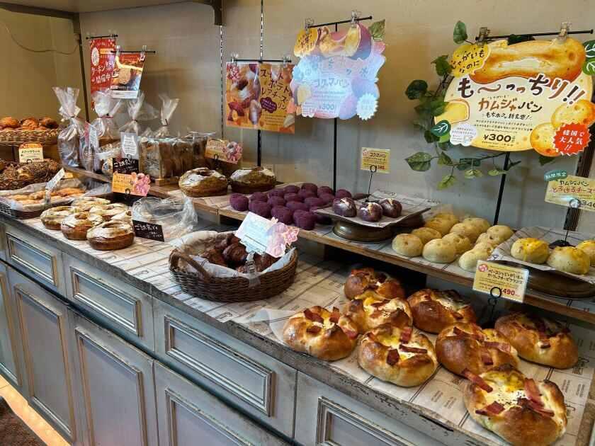 HEART BREAD ANTIQUE　福岡天神店の制服5