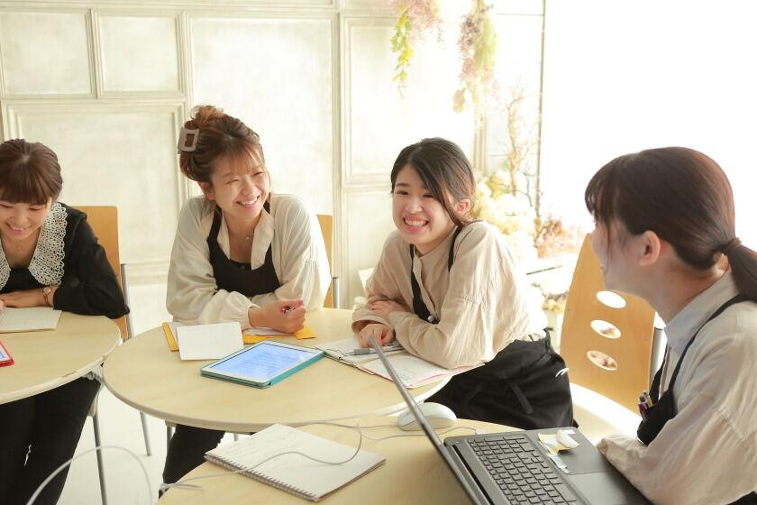 シャレニー飯田店の制服1