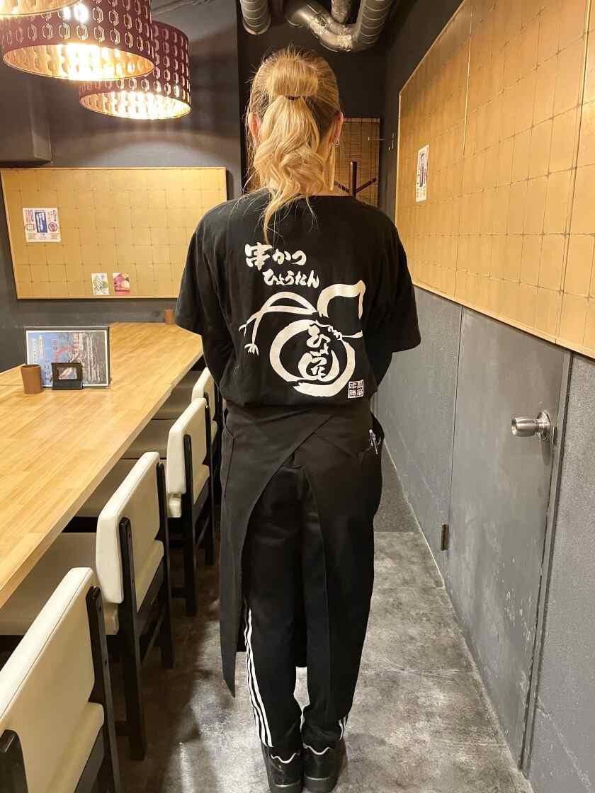 串かつ ひょうたん　本店の制服3