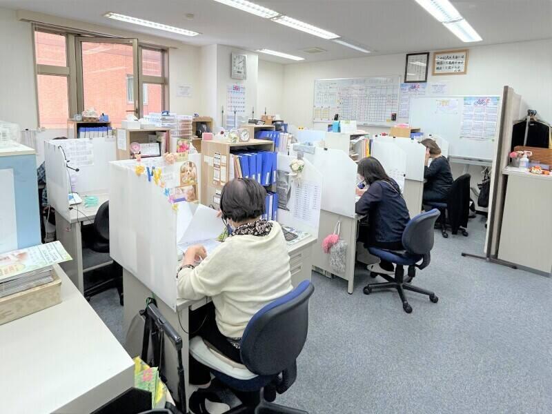 株式会社鶴亀堂　北九州支店の制服2