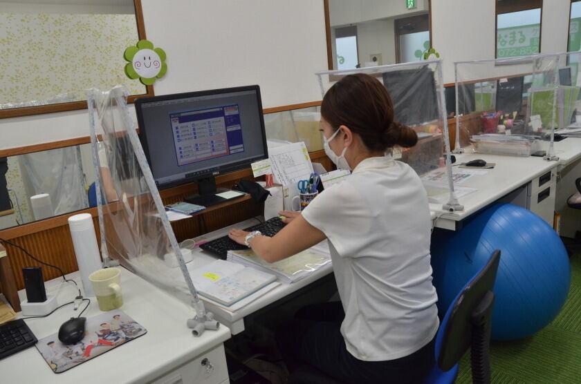 はなまるケアプラン 東香里の制服3