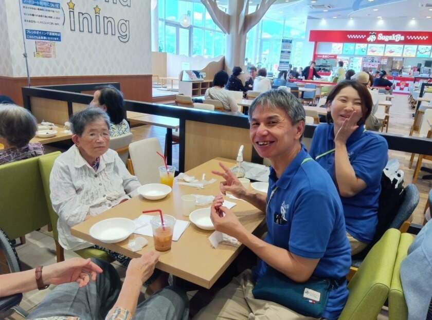 はなまるデイサービス東香里の制服1
