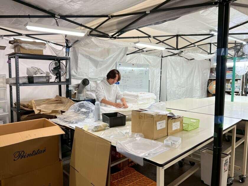 【コアポイント】仕分け・ピッキング＼あなたの手で、ファンに “ワクワク”を届けるお仕事！／の制服6