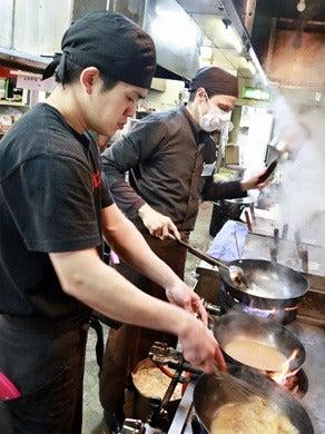 麺場彰膳 春日本店の制服4