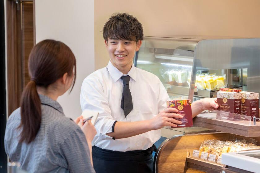 カフェ・ド・クリエ 南池袋店の制服3
