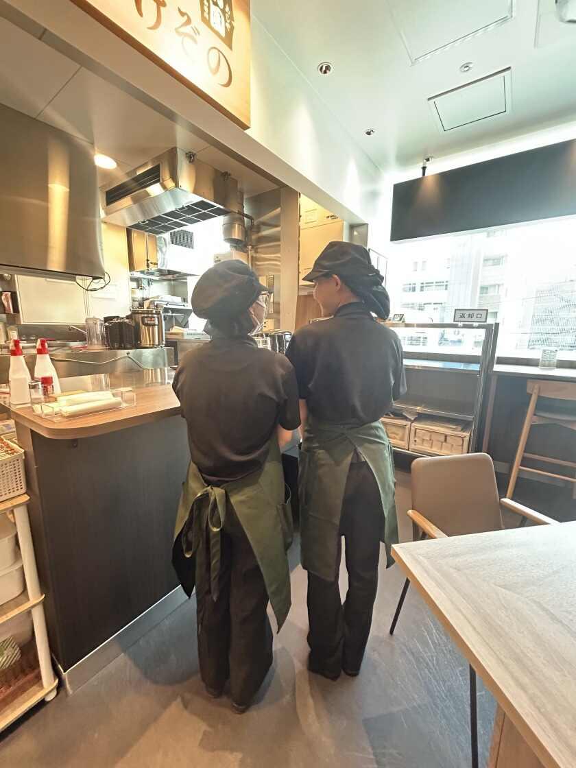 あしや竹園　JR住吉店の制服2