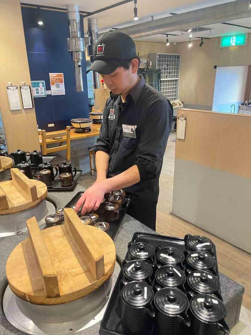 大衆焼肉 かまど屋の制服1