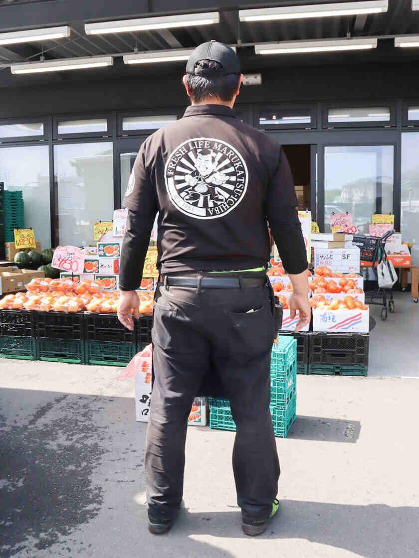 まつかつ市場本店（株式会社フレッシュライフ）の制服2