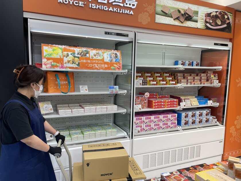 株式会社JALUXエアポート（那覇空港 流通営業部）の制服2