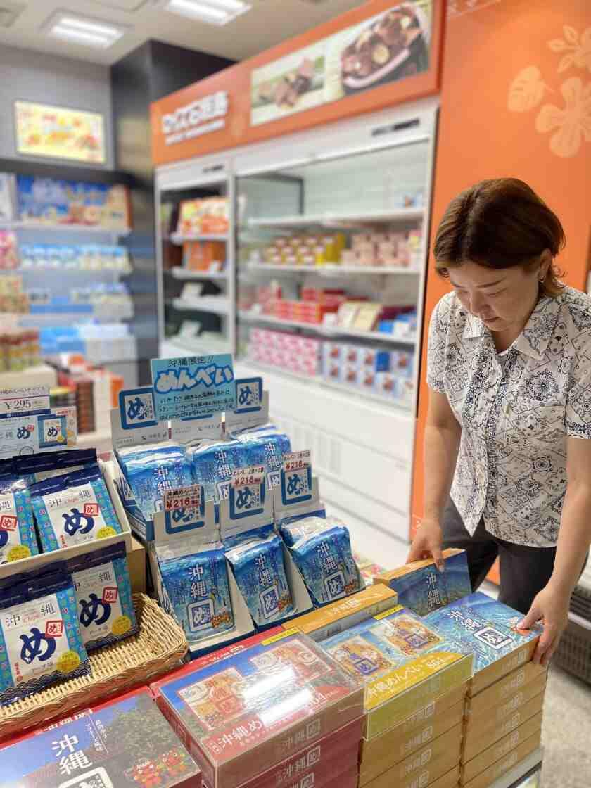 株式会社JALUXエアポート（那覇空港 流通営業部）の制服1