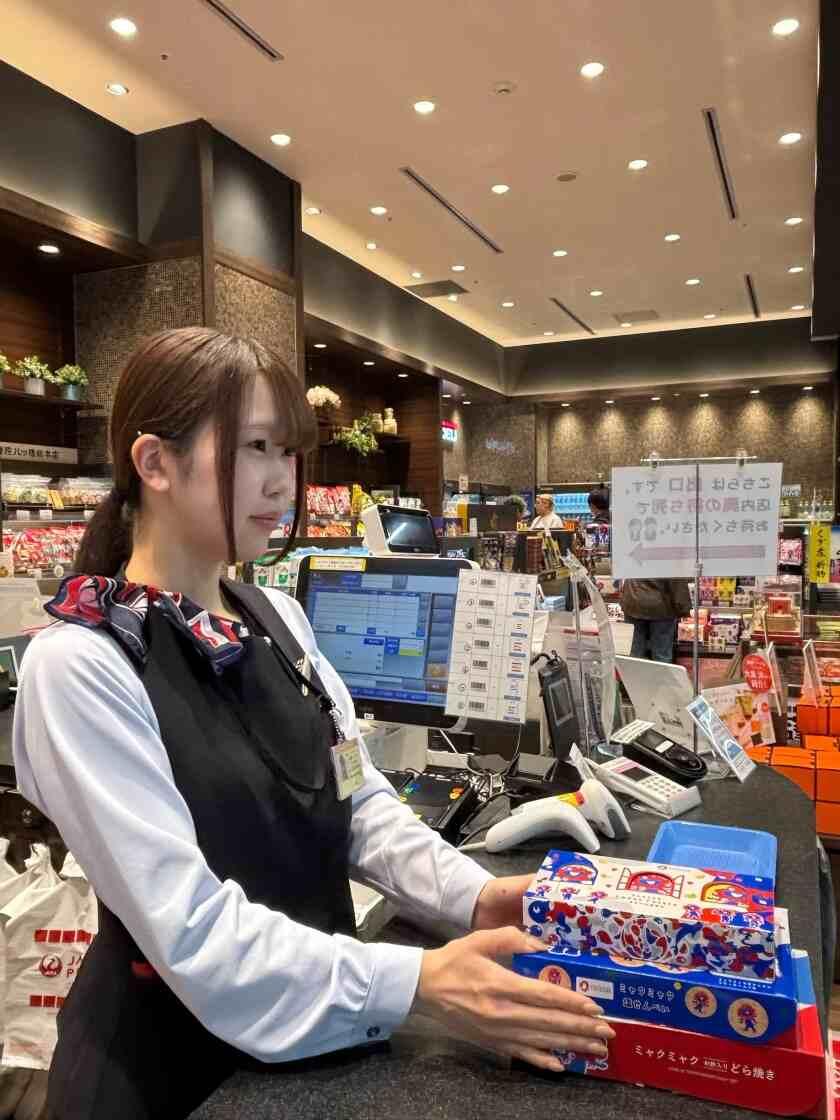 JAL PLAZA 広島空港店の制服1