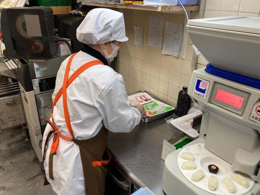 ピュア13　地域密着スーパーの制服1