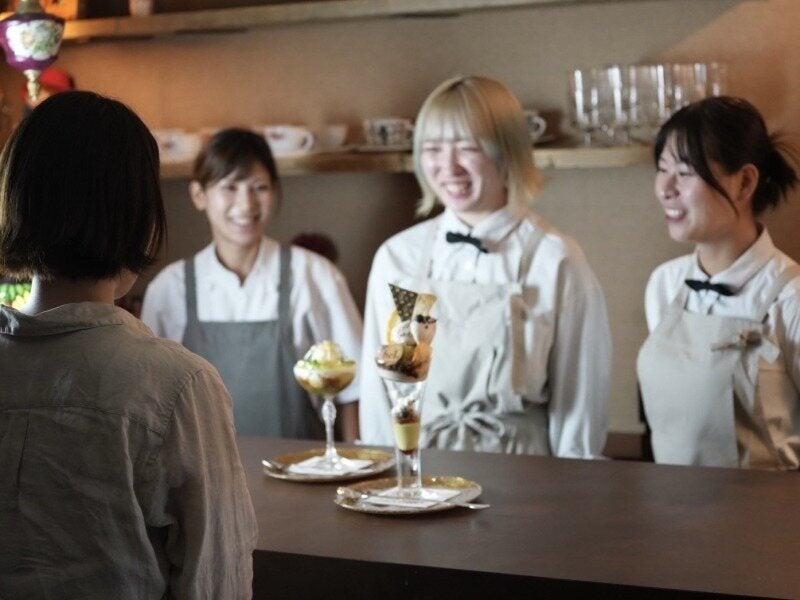 夜パフェ専門店 モモブクロの制服2