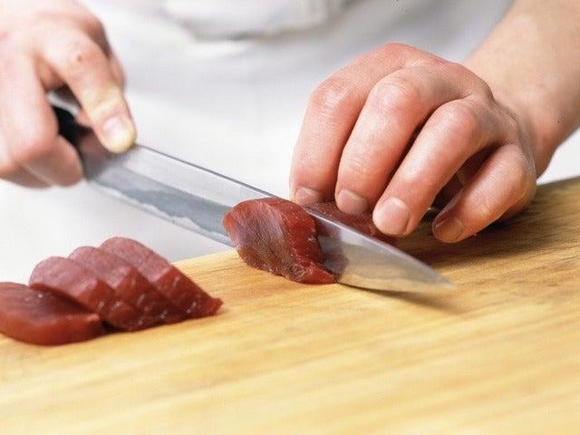 築地竹若 エキュート品川店の制服1