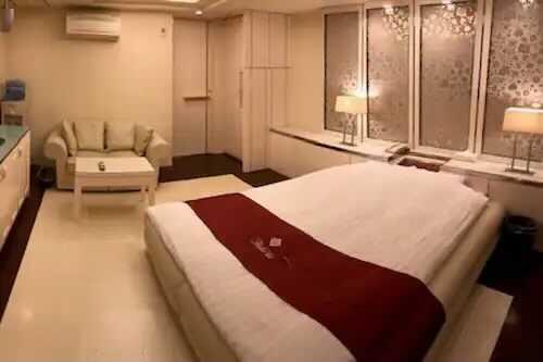 ホテルフルーラの制服1