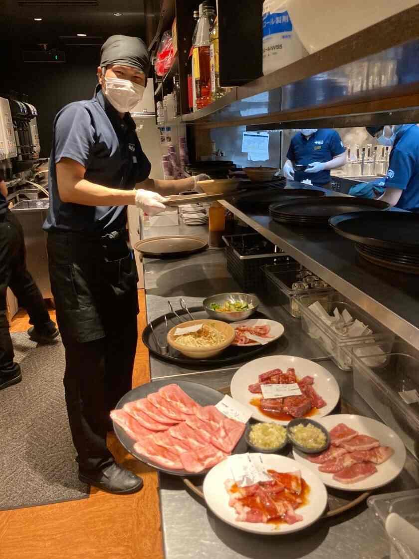 焼肉きんぐ 国体道路店の制服3