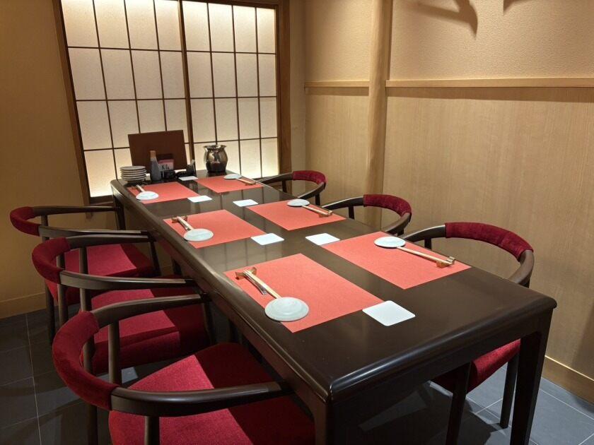 株式会社弁慶　カニカニランド祇園店＆OBENKEI祇園店の制服2