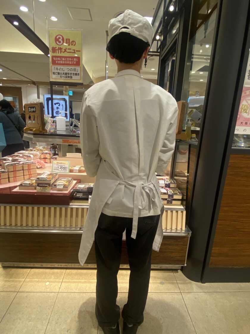 牛めしつの田　阪急うめだ本店の制服2