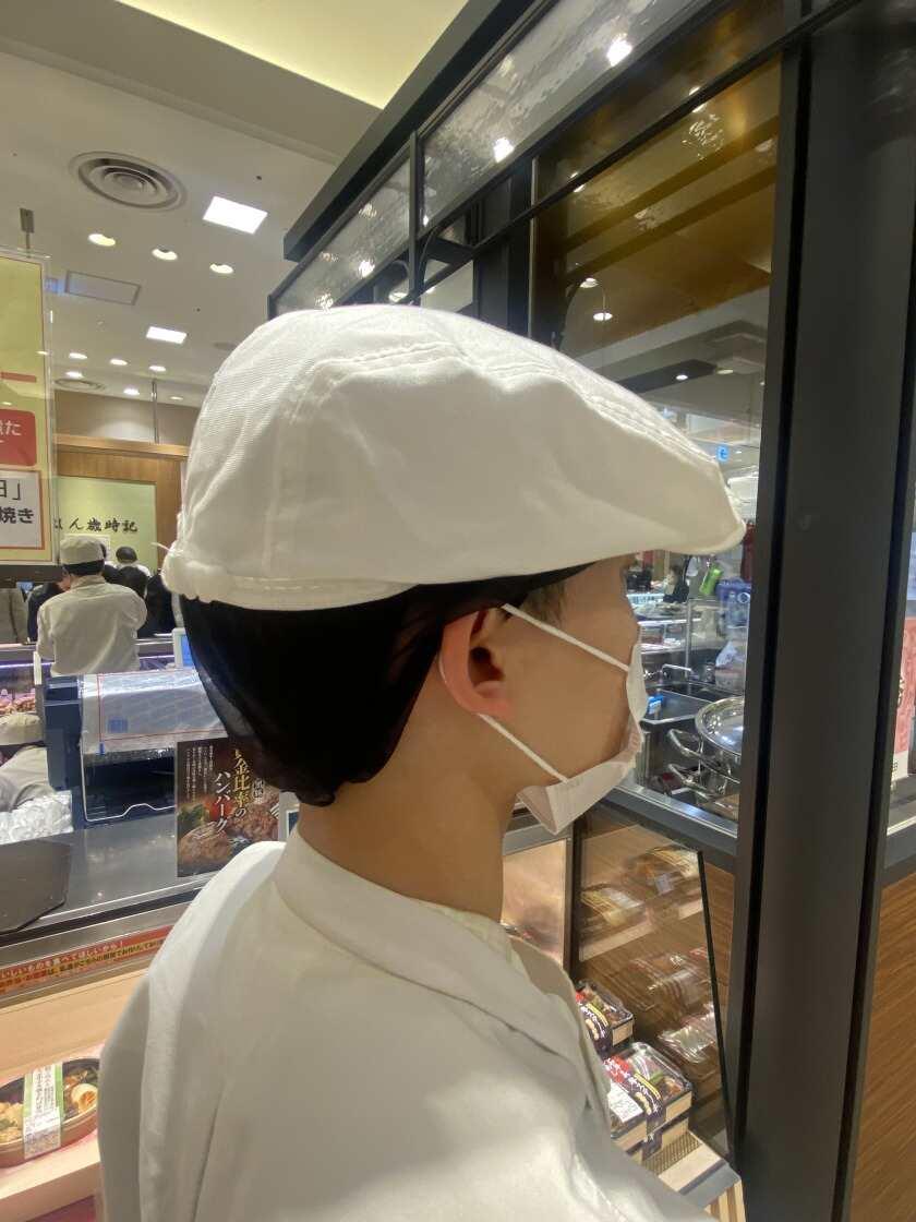 牛めしつの田　阪急うめだ本店の制服3