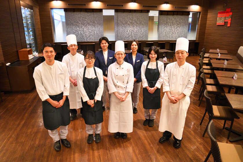 ANAクラウンプラザホテル新潟　 オールデイダイニング　シーズンカフェの制服1