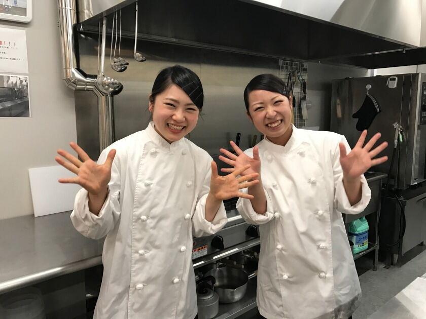 ノートルダム横浜みなとみらい　調理補助★動画必見★の制服1