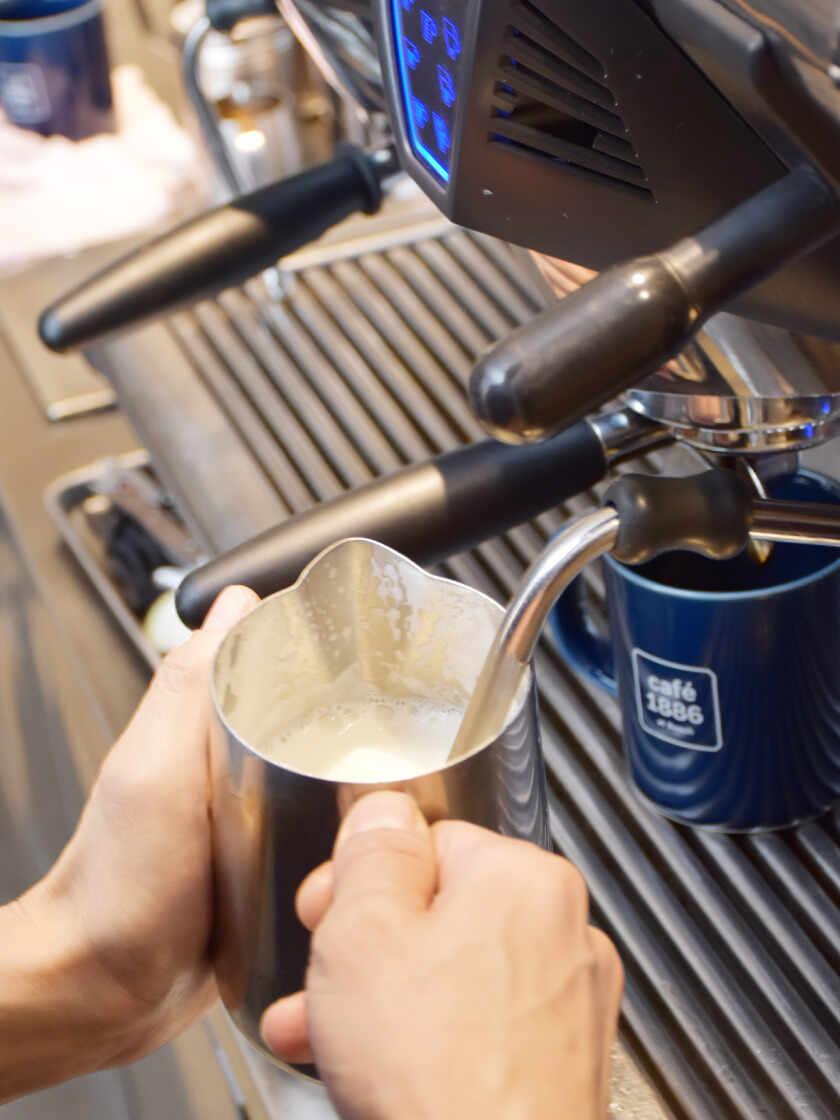 café 1886 at Boschの制服3