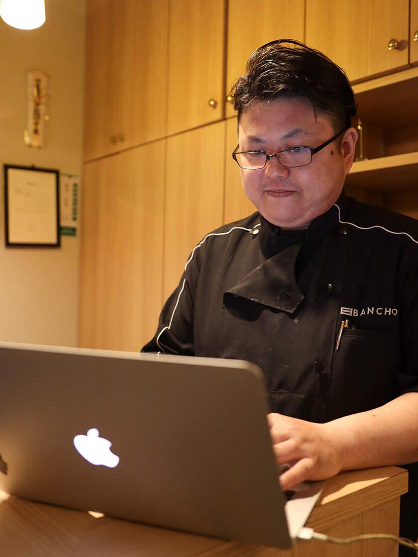 株式会社伴蔵 【博多鉄なべ無限餃子、もも焼き伴鳥、菊二朗】の制服1