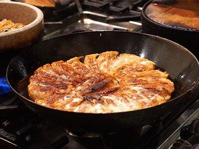 株式会社伴蔵 【博多鉄なべ無限餃子、もも焼き伴鳥、菊二朗】の制服9