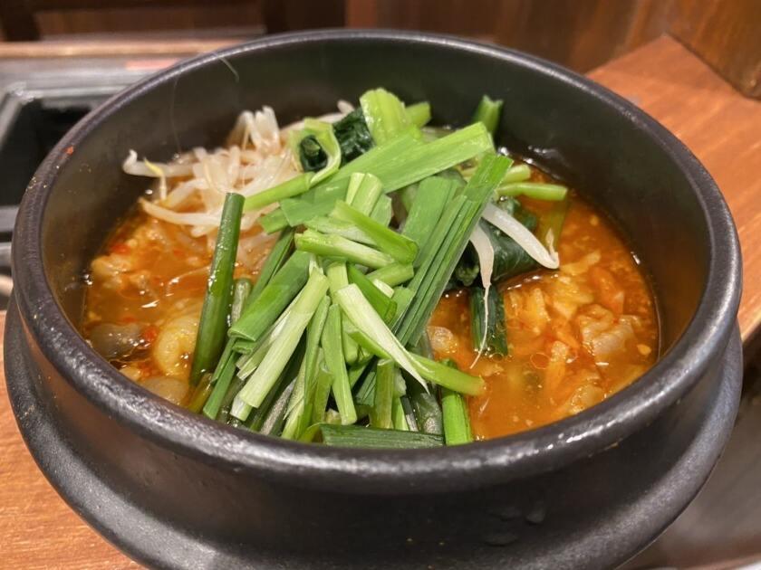 焼肉とまるの制服3