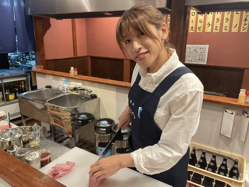 焼肉とまるの制服2