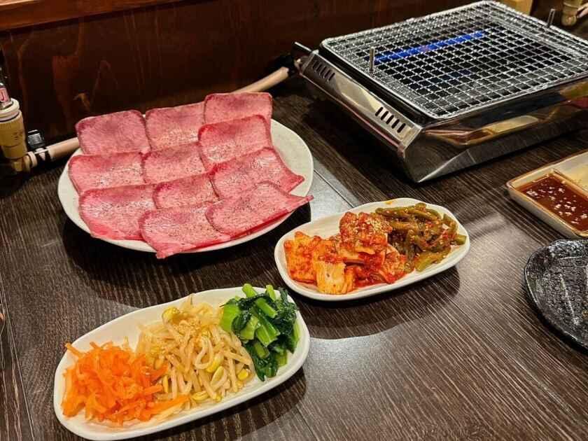 焼肉とまるの制服4