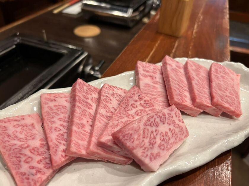 焼肉とまるの制服1